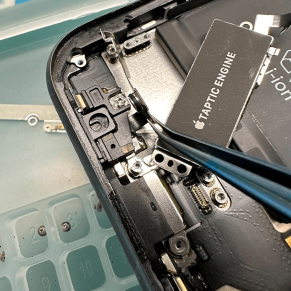 Демонтаж та встановлення шлейфу зарядки на iPhone