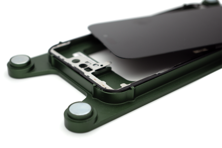 Поклейка рамки кріплення на iPhone